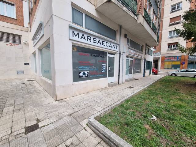 Local comercial en Venta en Calle Sagrada Familia en Los Vadillos - R. Sanitaria - Pozanos
