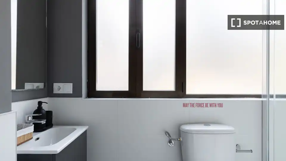 Bathroom of Flat for rent in Valencia  with Air Conditioner, Heating and Furnished