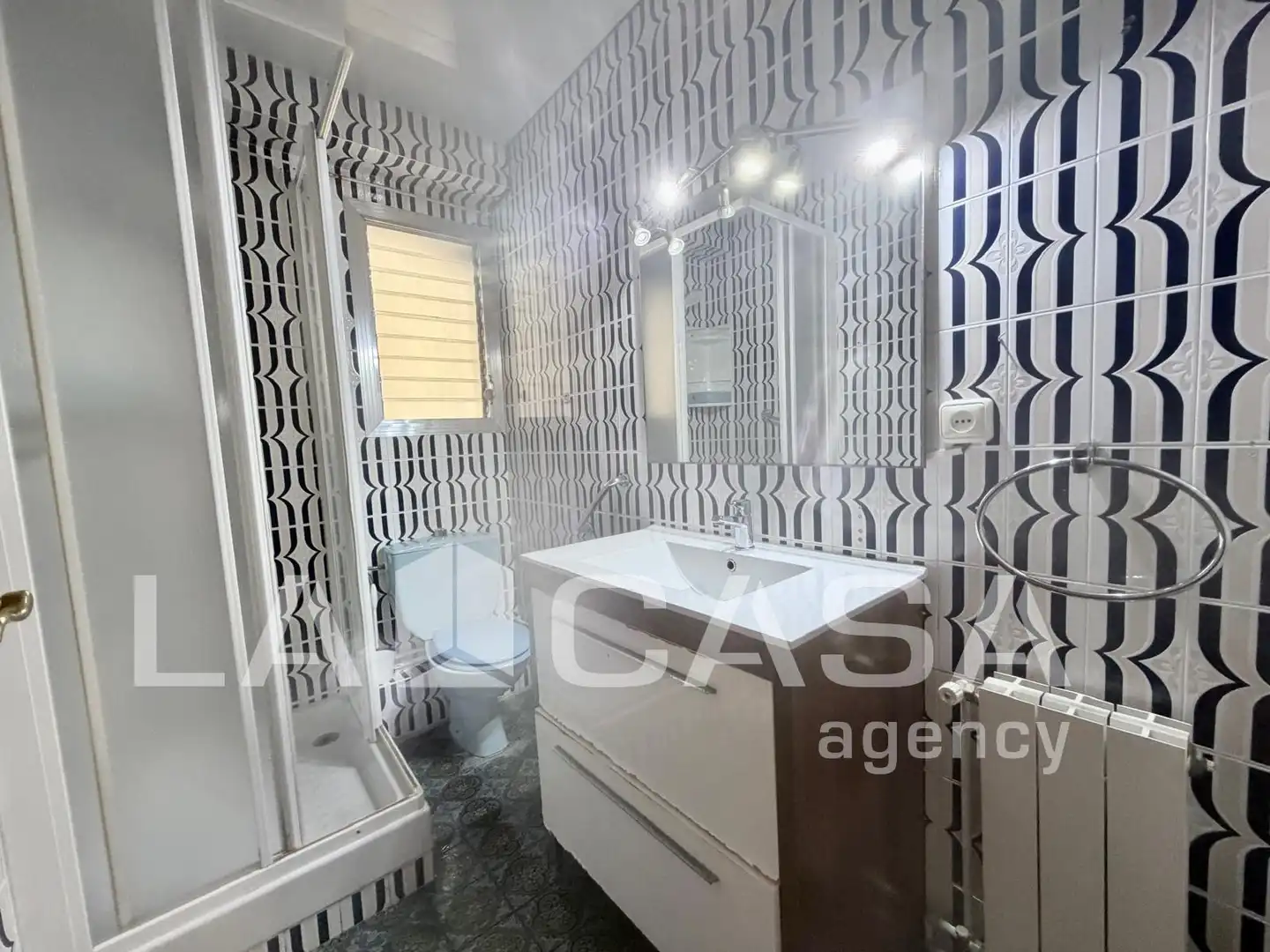 Badezimmer von Wohnung zum Verkauf in Barcelona mit Heizung und Balkon