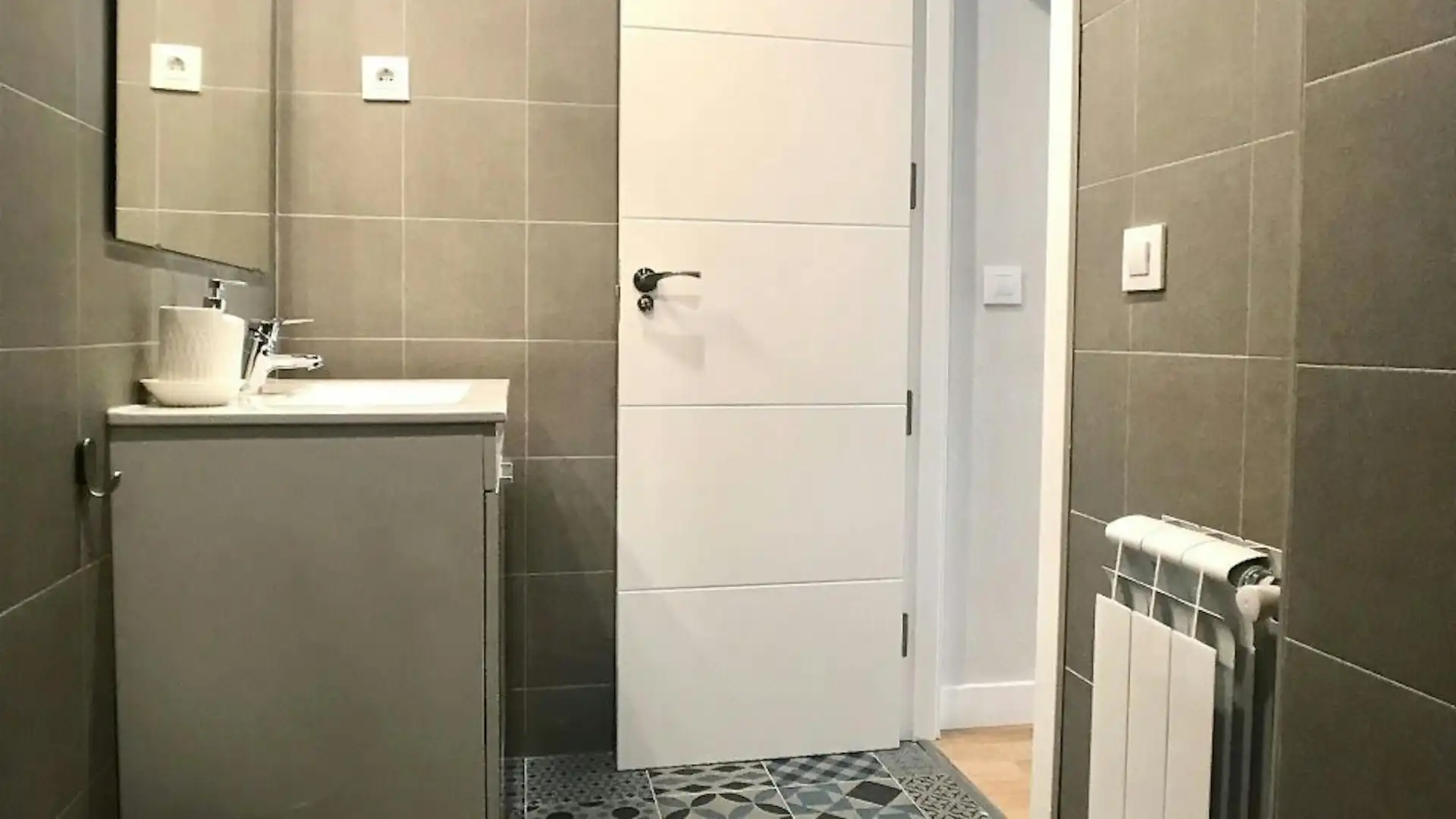 Bathroom of Flat for rent in Madrid  with Heating, Furnished and Washing machine