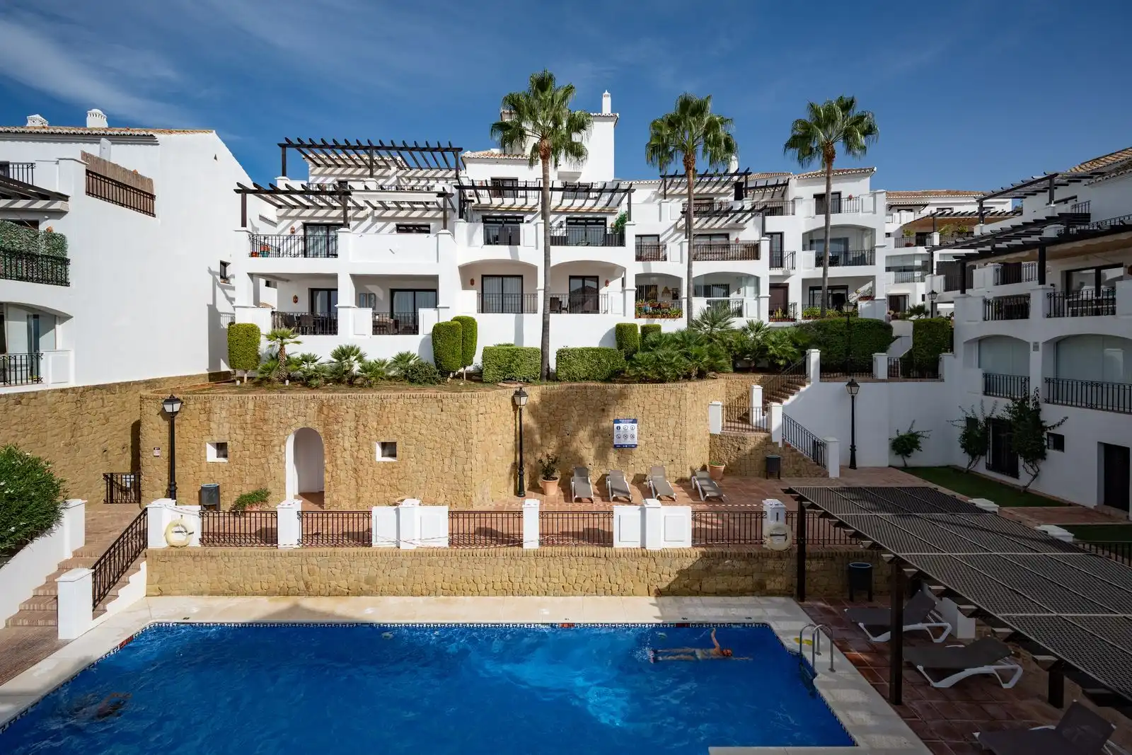 Vista exterior de Ático en venta en Marbella con Aire acondicionado, Internet y Piscina comunitaria