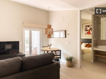 Flat with balcony to rent in Chamberí