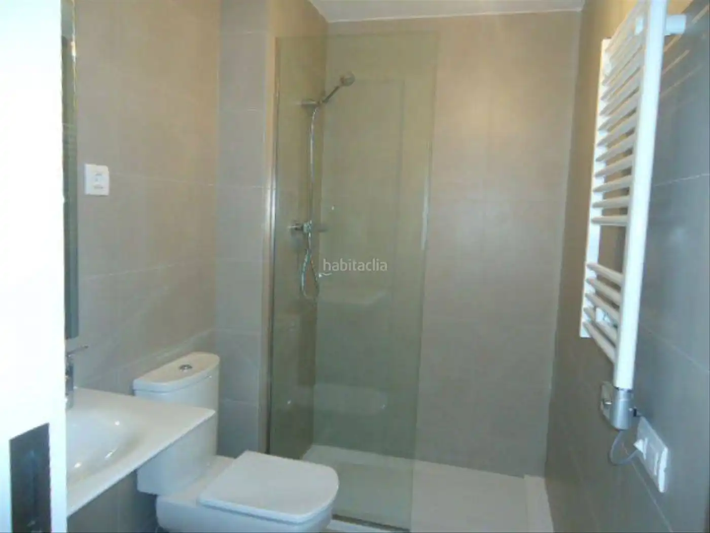 Badezimmer von Wohnung zum Verkauf in Barcelona mit Klimaanlage und Heizung