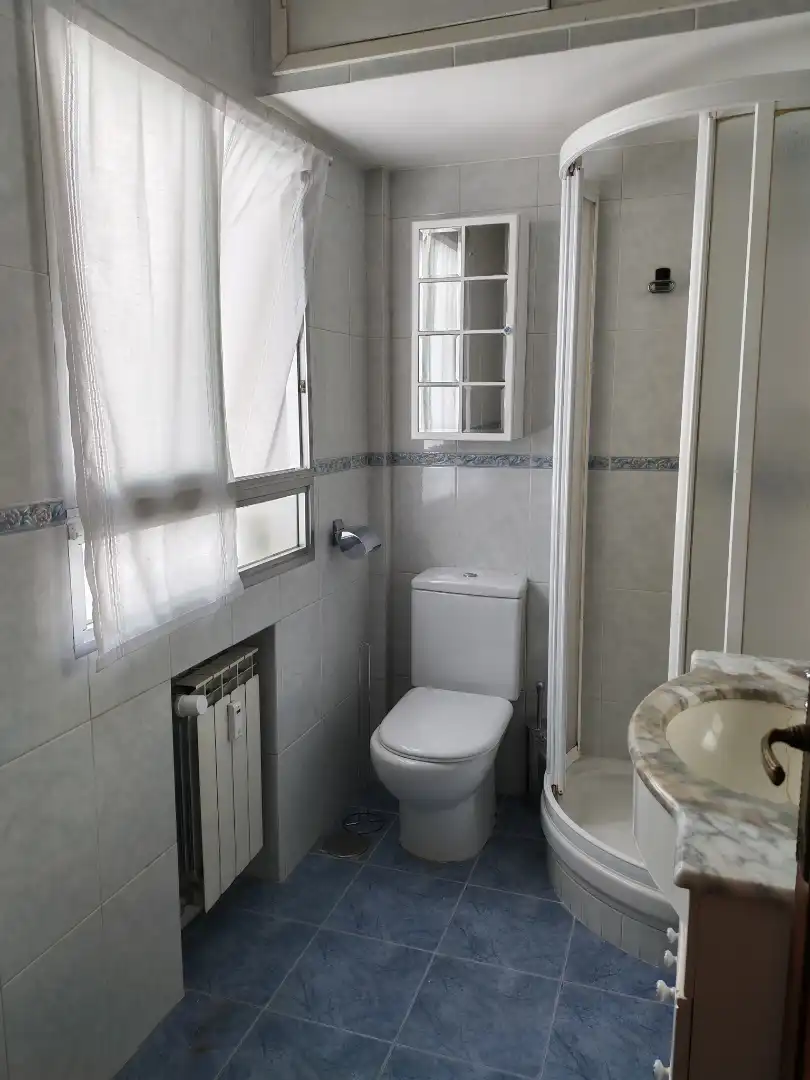 Badezimmer von Dachboden zum Verkauf in Madrid mit Klimaanlage, Heizung und Parkett