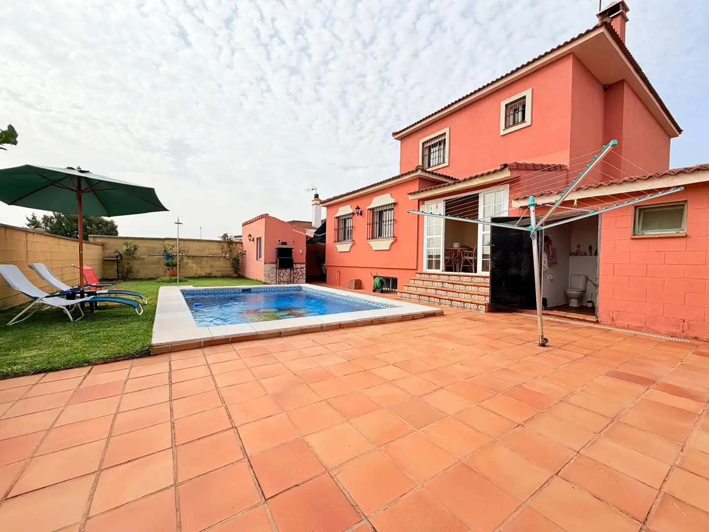 Vista exterior de Casa o xalet en venda en Algeciras amb Piscina