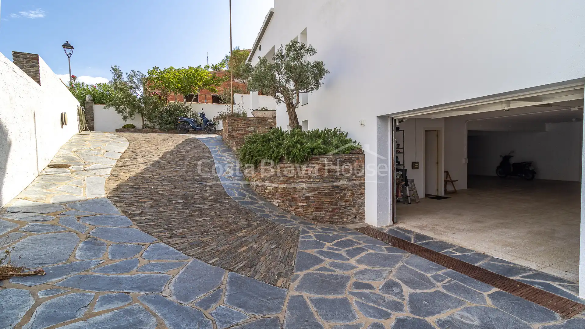 Vista exterior de Casa o xalet en venda en Cadaqués amb Aire condicionat, Calefacció i Jardí privat