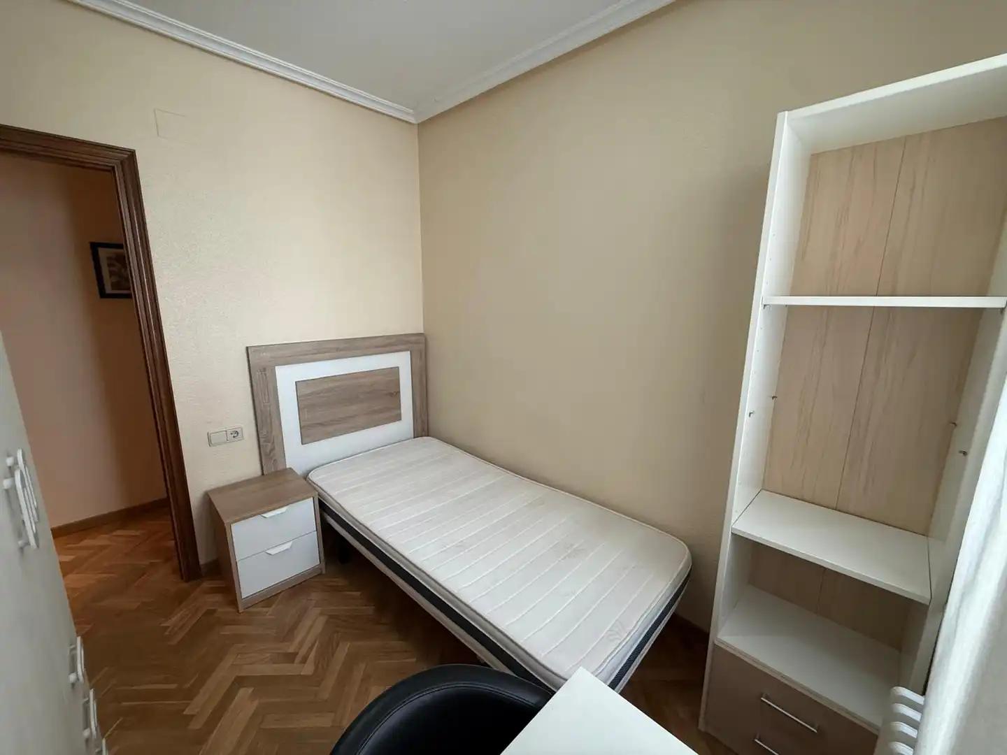 Bedroom of Flat for sale in Salamanca  with Heating, Parquet flooring and Furnished