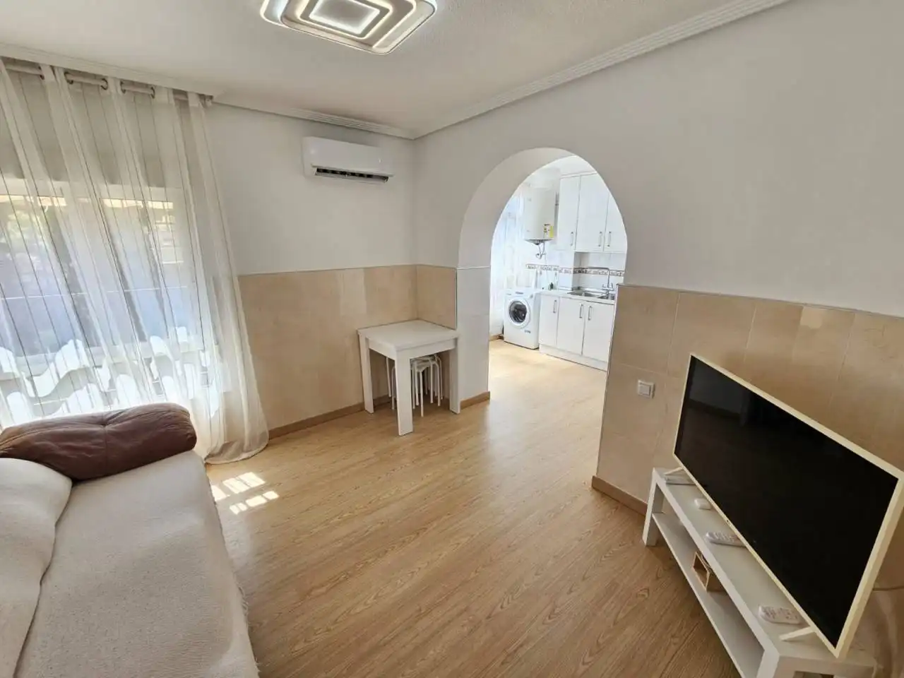 Sala d'estar de Pis en venda en Alicante / Alacant amb Aire condicionat i Moblat