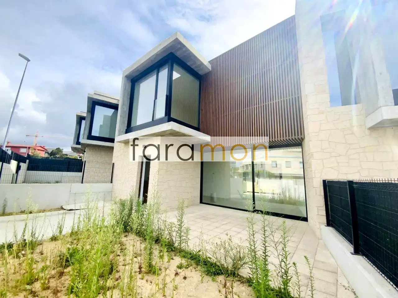 Vista exterior de Casa adosada en venta en Nigrán con Calefacción, Jardín privado y Terraza