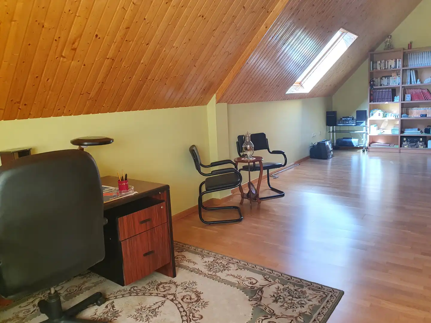 Sala d'estar de Casa o xalet en venda en León Capital  amb Calefacció, Jardí privat i Forn