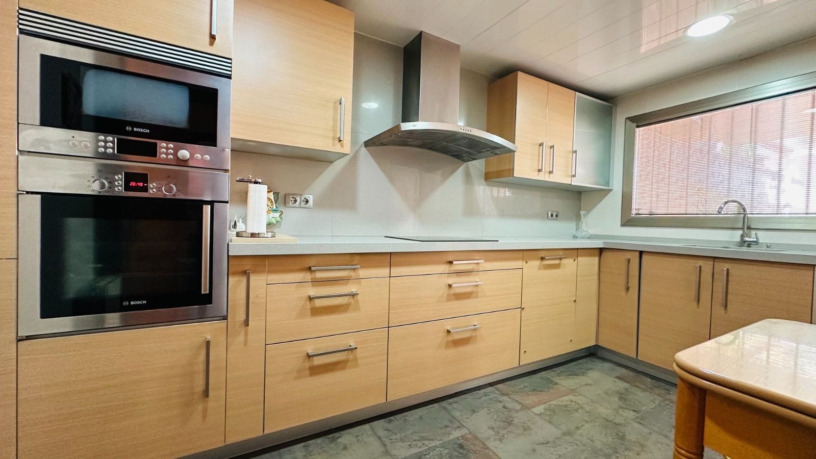 Cuina de Casa adosada en venda en Sant Boi de Llobregat amb Calefacció, Terrassa i Forn