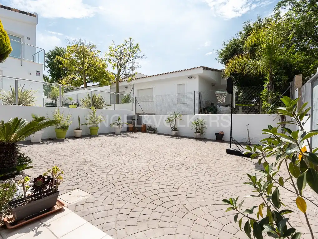Vista exterior de Casa o xalet de lloguer en Bétera amb Aire condicionat, Calefacció i Jardí privat
