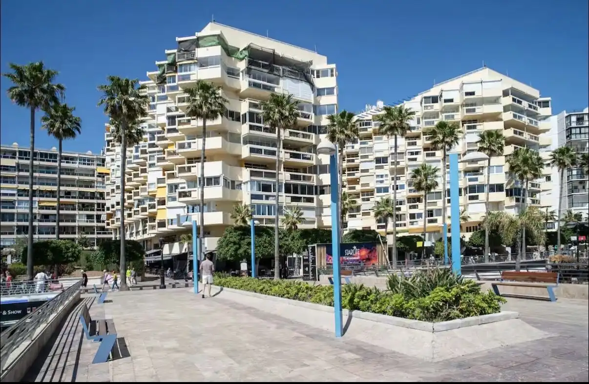 Vista exterior de Pis en venda en Marbella amb Aire condicionat, Terrassa i Piscina