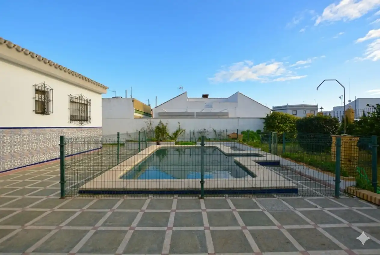 Piscina de Casa o chalet en venta en Bormujos con Aire acondicionado, Calefacción y Jardín privado