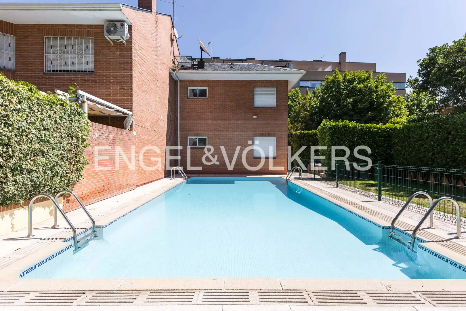 Piscina de Casa adosada de lloguer en Madrid amb Calefacció, Jardí privat i Terrassa