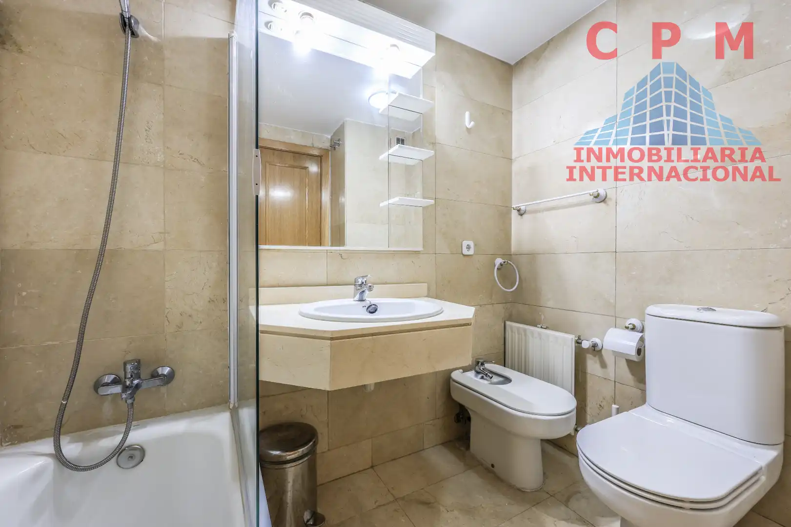 Bathroom of Flat for rent in Madrid  with Air Conditioner, Heating and Parquet flooring