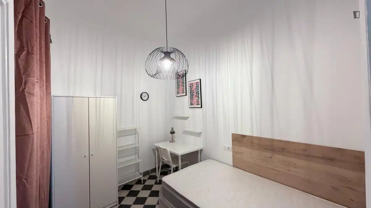 Dormitori de Apartament per a compartir en Granada amb Moblat, Forn i Microones