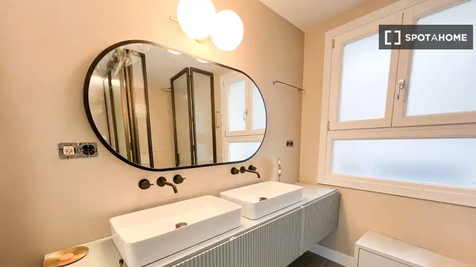 Bathroom of Apartments for share in Madrid  with Air Conditioner, Terrace and Furnished