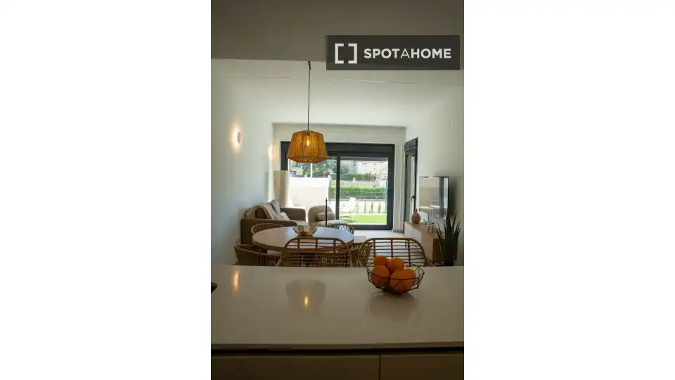 Vista exterior de Apartament per a compartir en Torrevieja amb Aire condicionat, Calefacció i Terrassa