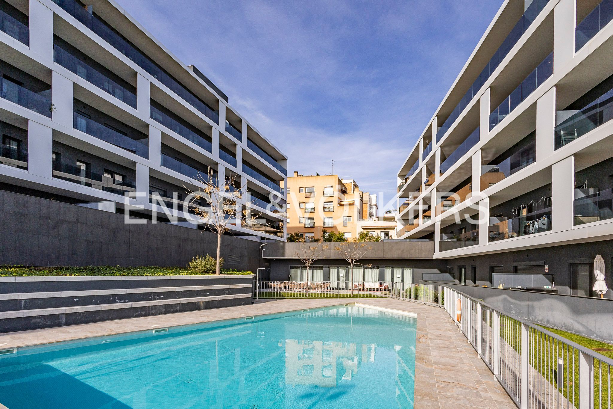 Vista exterior de Apartament en venda en Esplugues de Llobregat amb Calefacció, Terrassa i Traster