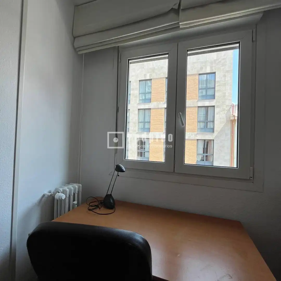Schlafzimmer von Wohnung zur Miete in Madrid mit Heizung, Privatgarten und Parkett