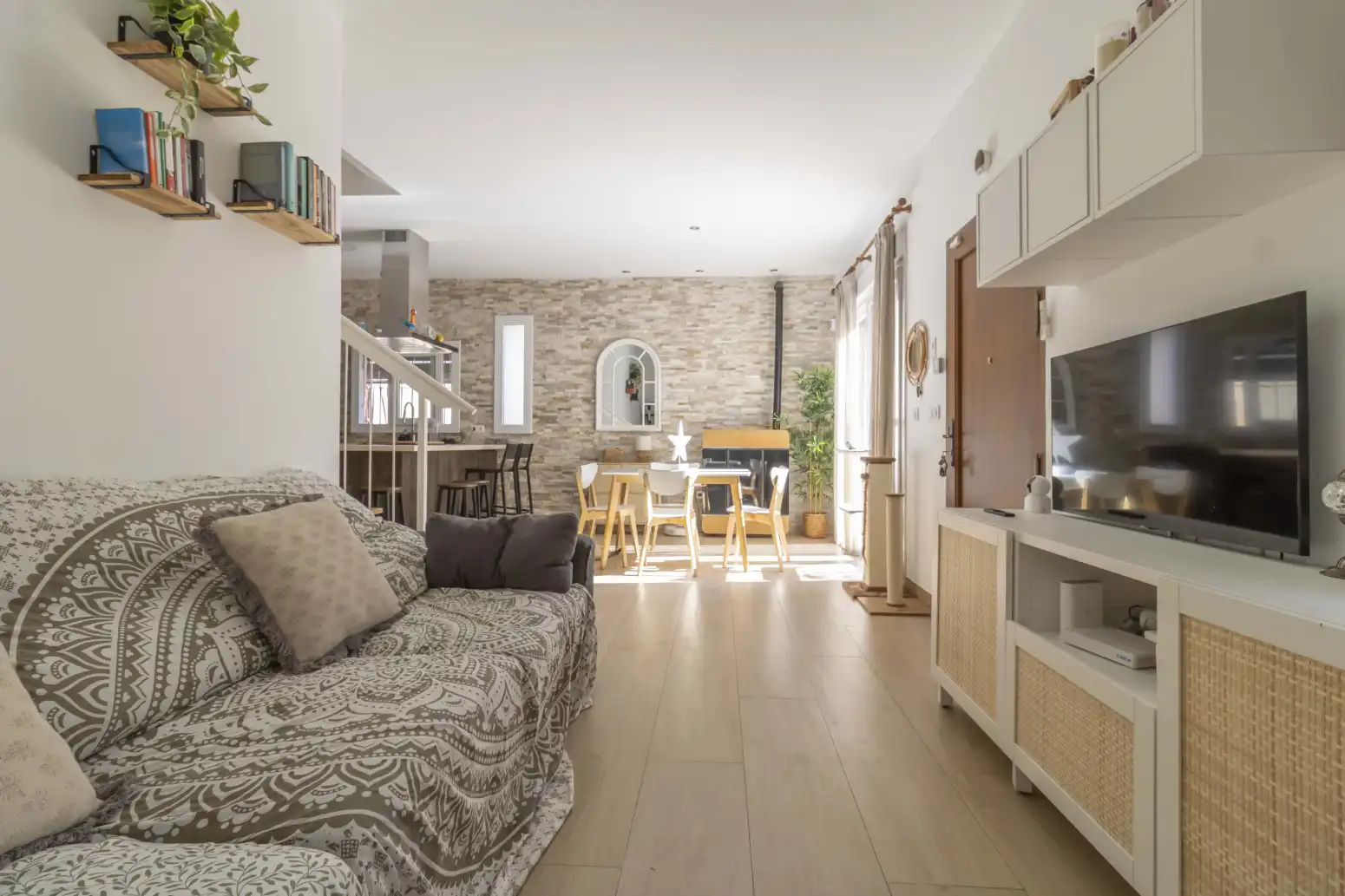Sala de estar de Casa adosada en venta en Sevilla con Aire acondicionado, Trastero y Piscina