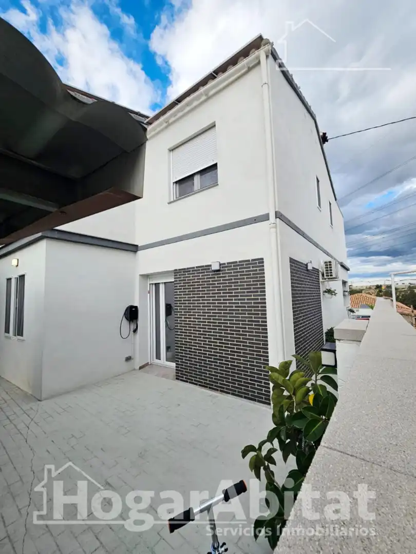 Vista exterior de Casa o xalet en venda en Almazora / Almassora amb Aire condicionat, Terrassa i Traster