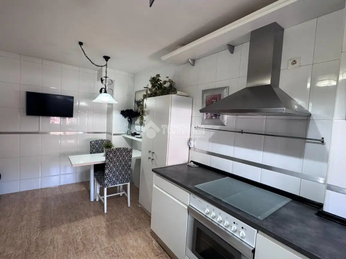 Cocina de Casa adosada en venta en Valdefresno con Calefacción, Parquet y Piscina comunitaria