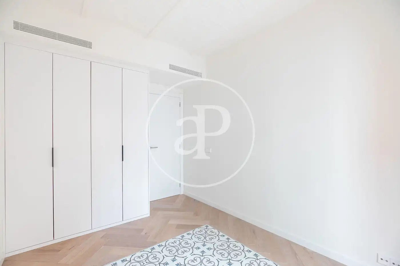 Schlafzimmer von Wohnung zum Verkauf in Barcelona mit Klimaanlage, Heizung und Balkon