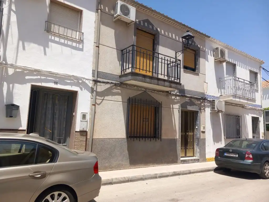 Vista exterior de Casa adosada en venta en Martos con Terraza, Amueblado y Balcón