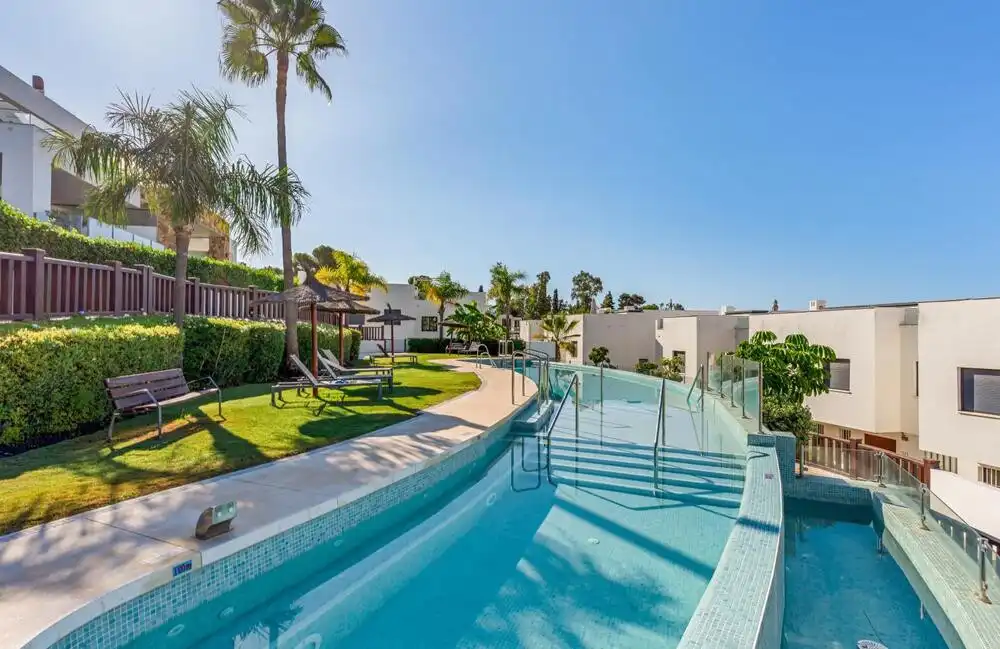 Adosado con piscina en venta en Milla de Oro