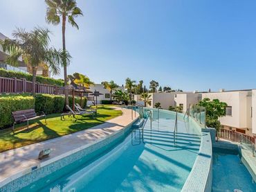 Adossat amb piscina en venda a Milla de Oro