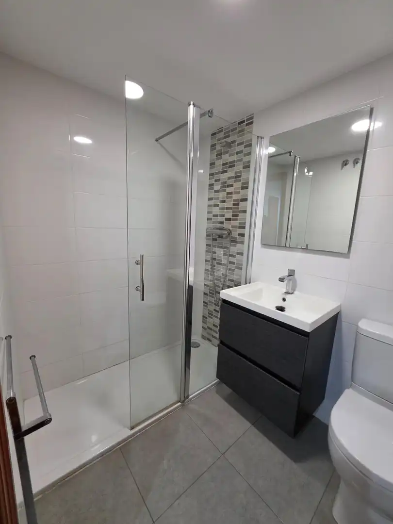 Bathroom of Flat for rent in Valencia  with Air Conditioner, Heating and Balcony
