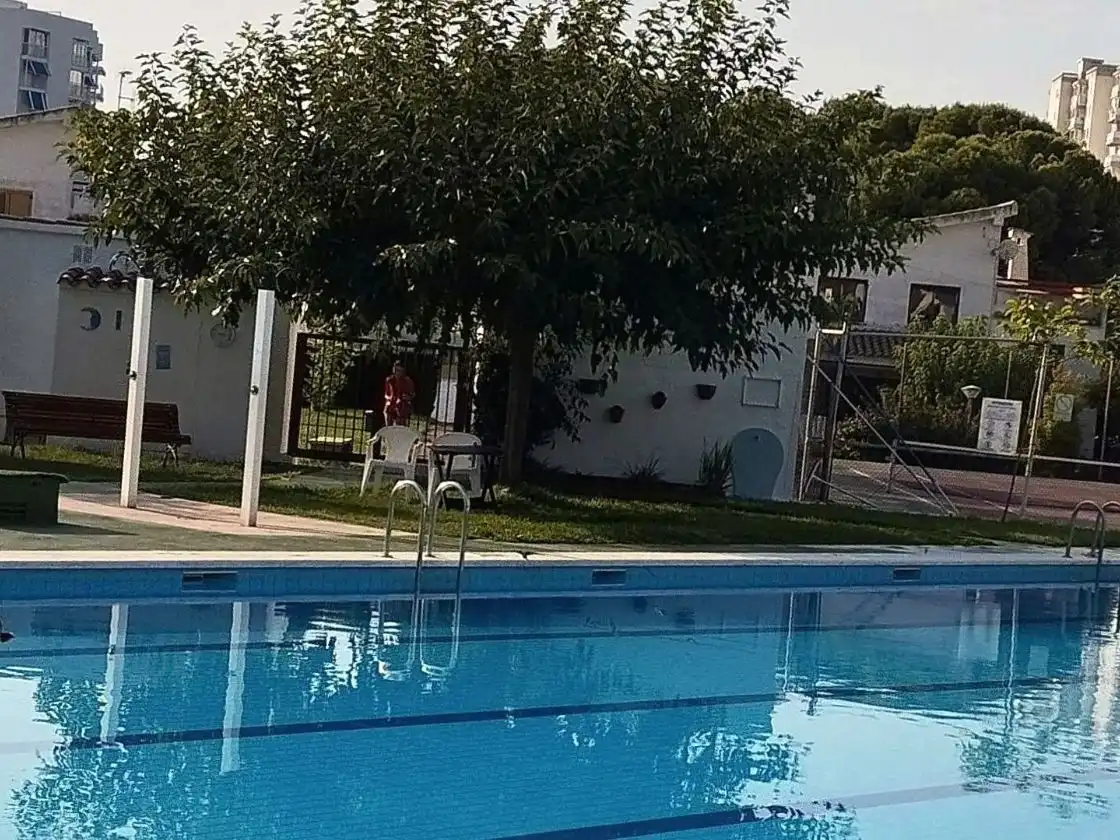 Schwimmbecken von Einfamilien-Reihenhaus zur Miete in Voramar