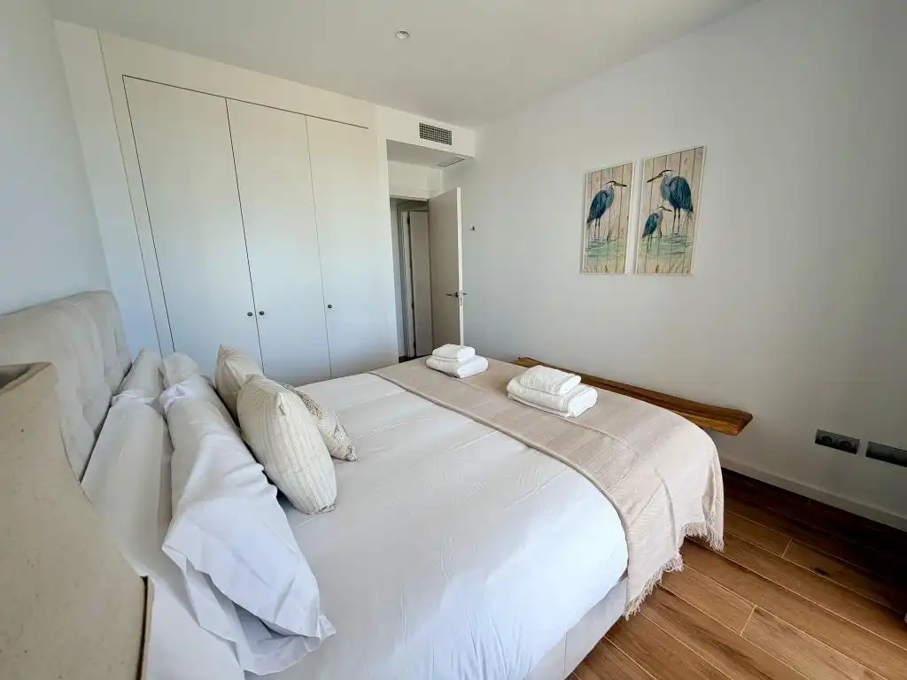 Schlafzimmer von Wohnung zur Miete in La Alcaidesa mit Klimaanlage, Heizung und Privatgarten