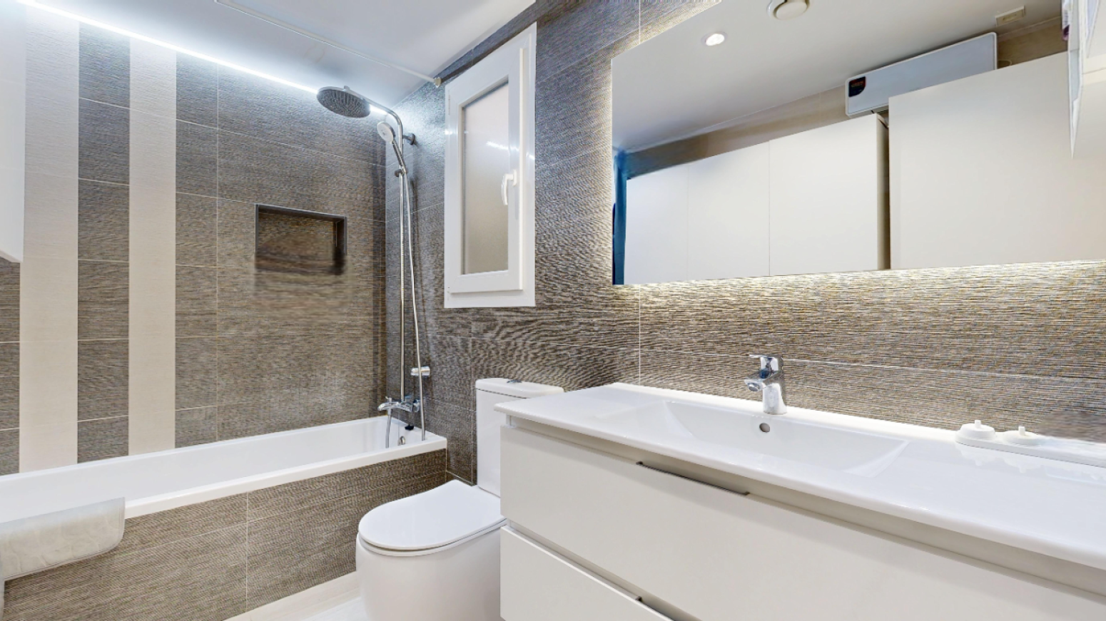 Bathroom of Flat for sale in Torrent  with Heating, Parquet flooring and Balcony