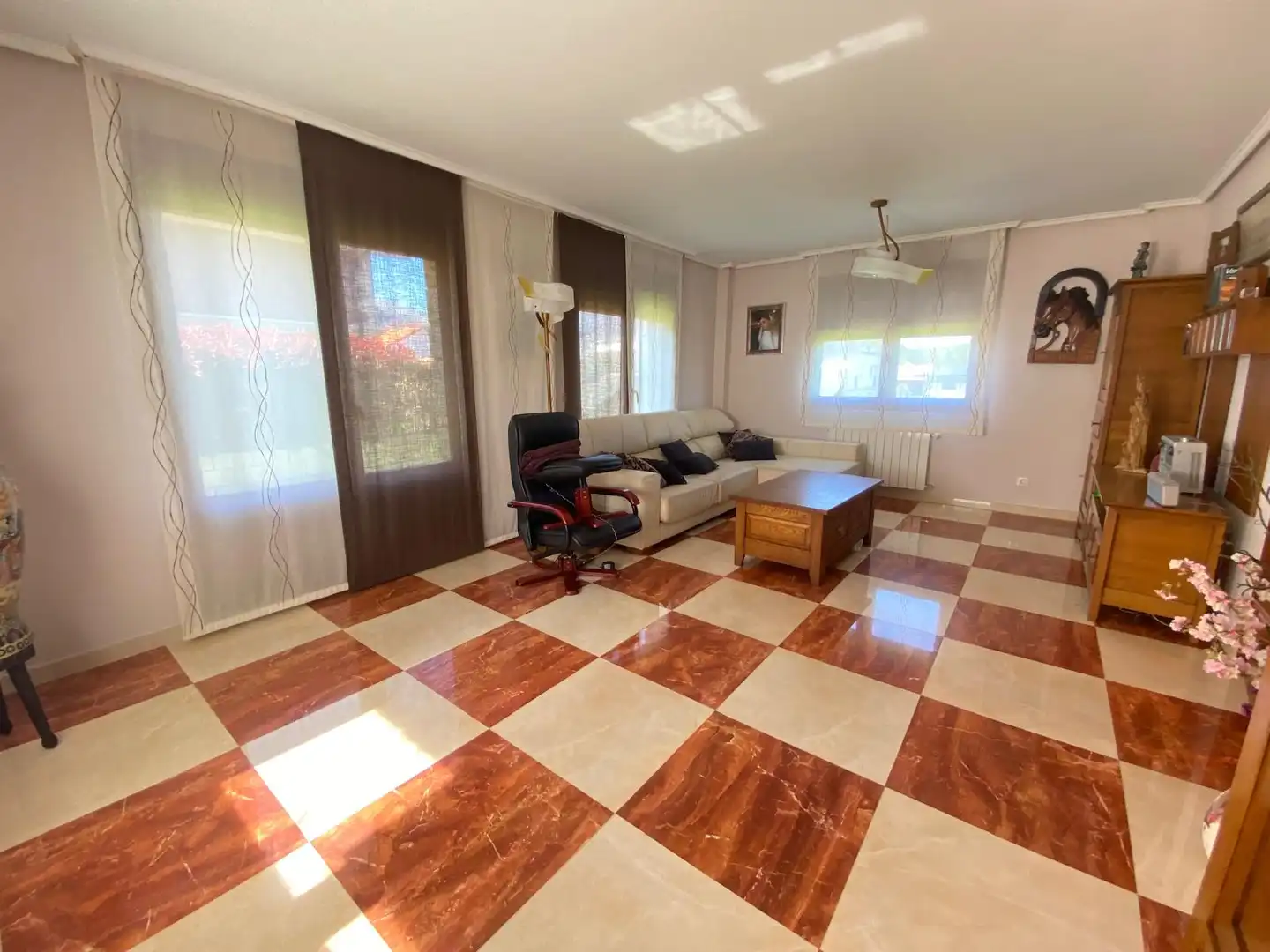 Sala d'estar de Casa o xalet en venda en Castro-Urdiales amb Calefacció, Jardí privat i Terrassa