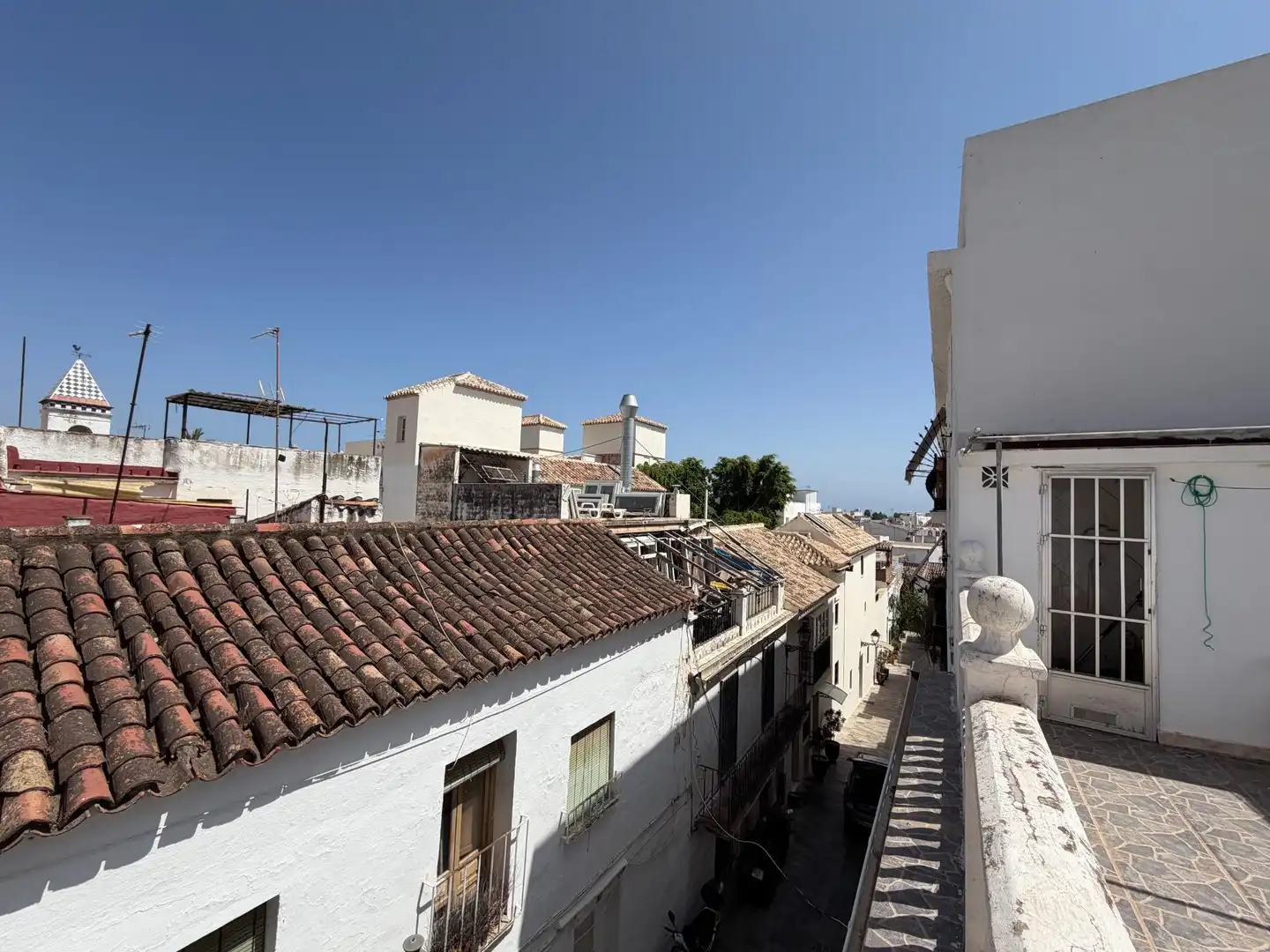 Vista exterior de Casa adosada en venda en Marbella amb Terrassa, Moblat i Balcó