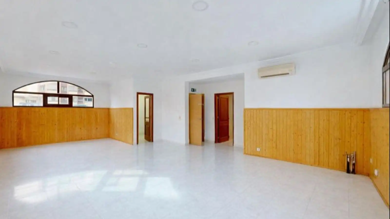 Commercial properties for sale in  Palma de Mallorca  with Air Conditioner, Terrace and Internet