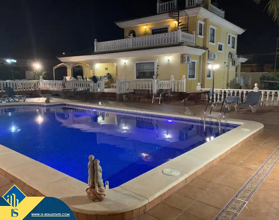 Villa mit Pool zum Verkauf in Los Balcones - Los Altos