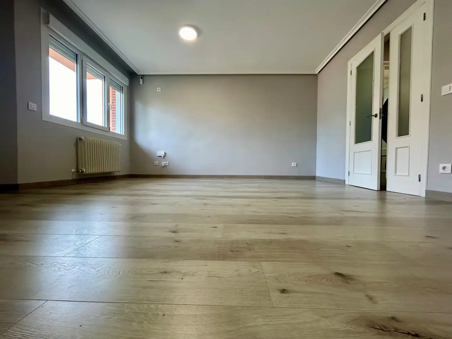 Sala d'estar de Casa adosada en venda en La Lastrilla  amb Calefacció, Jardí privat i Parquet