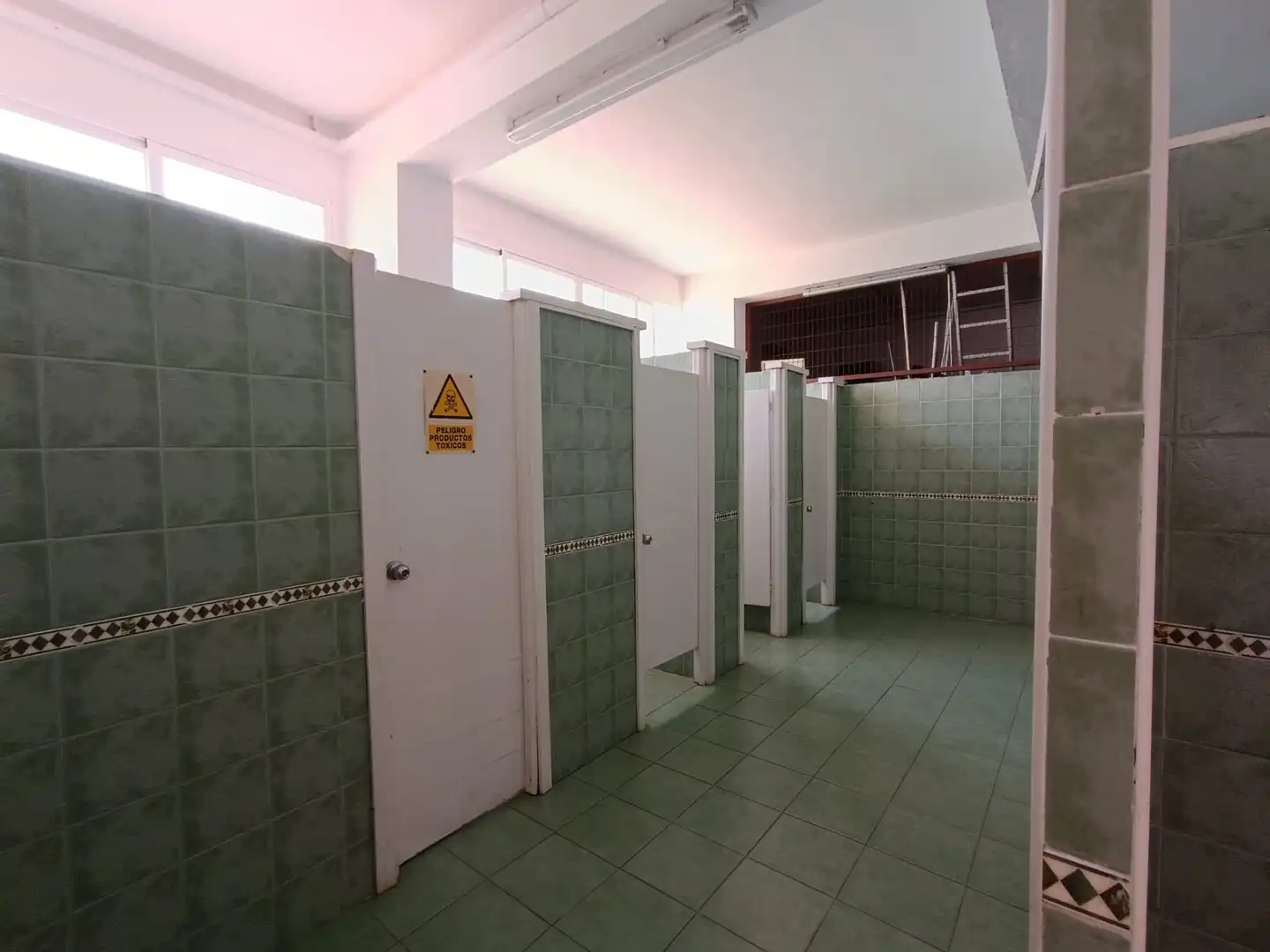 Bany de Pis en venda en Sevilla amb Aire condicionat, Jardí privat i Terrassa