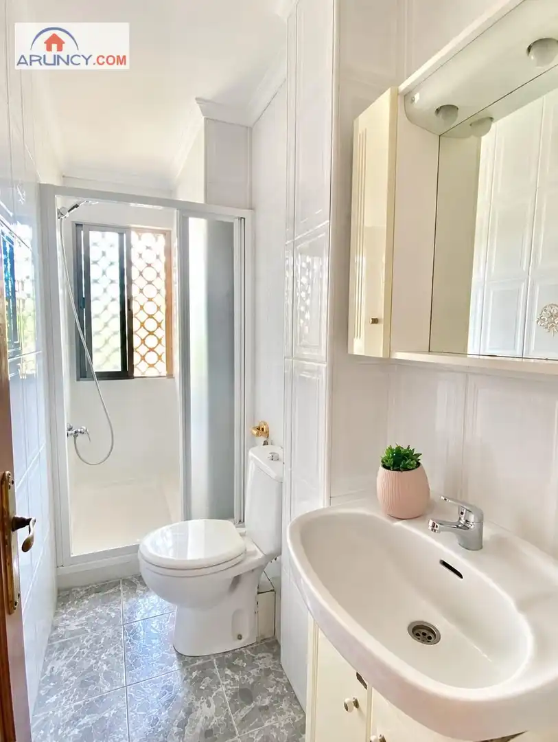 Bathroom of Flat for sale in Sevilla  with Air Conditioner, Heating and Furnished
