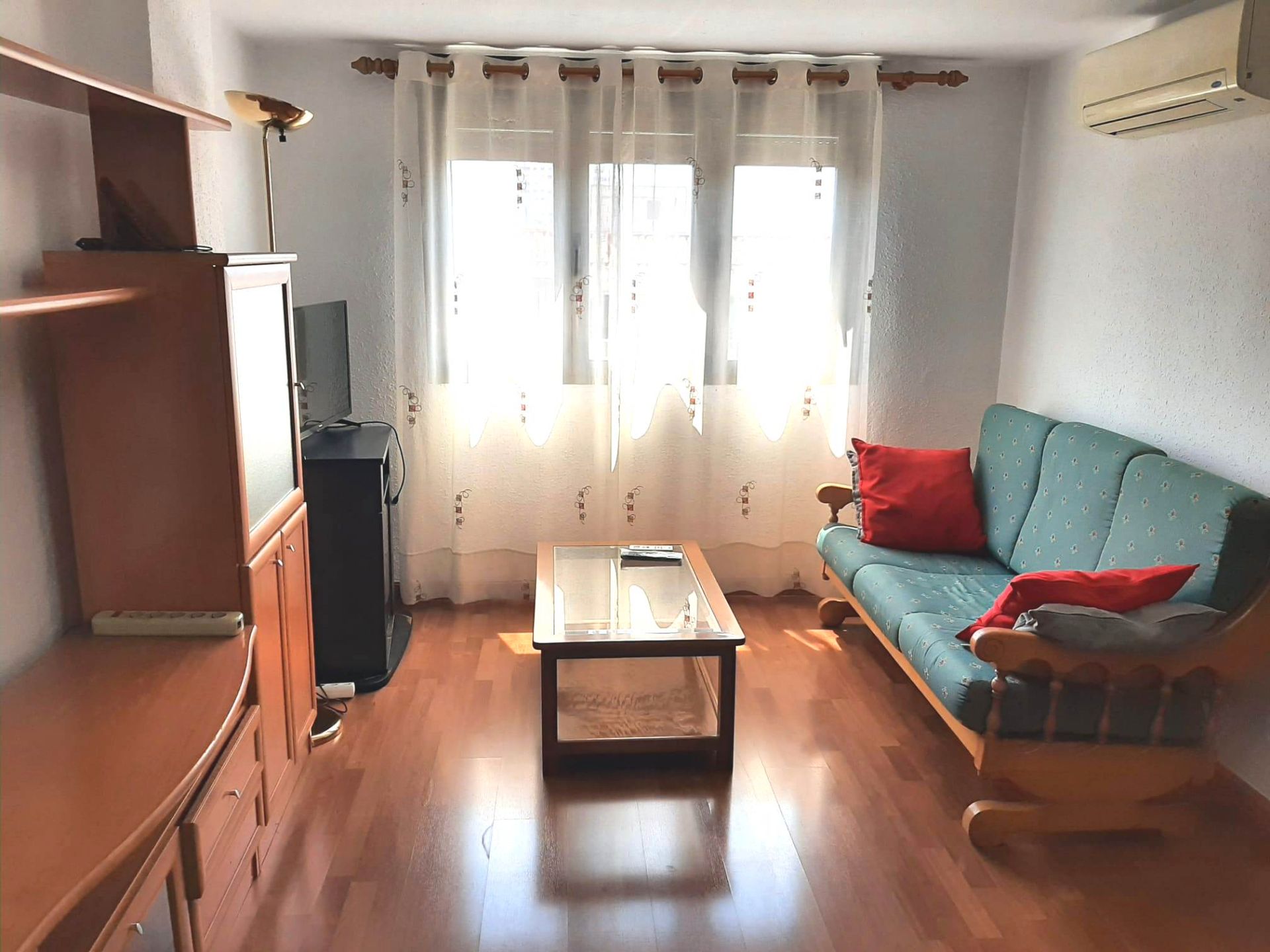 Sala d'estar de Pis de lloguer en  Zaragoza Capital amb Calefacció, Parquet i Moblat