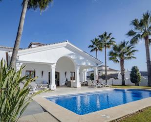 Vista exterior de Casa o xalet de lloguer en Benahavís amb Aire condicionat, Calefacció i Jardí privat