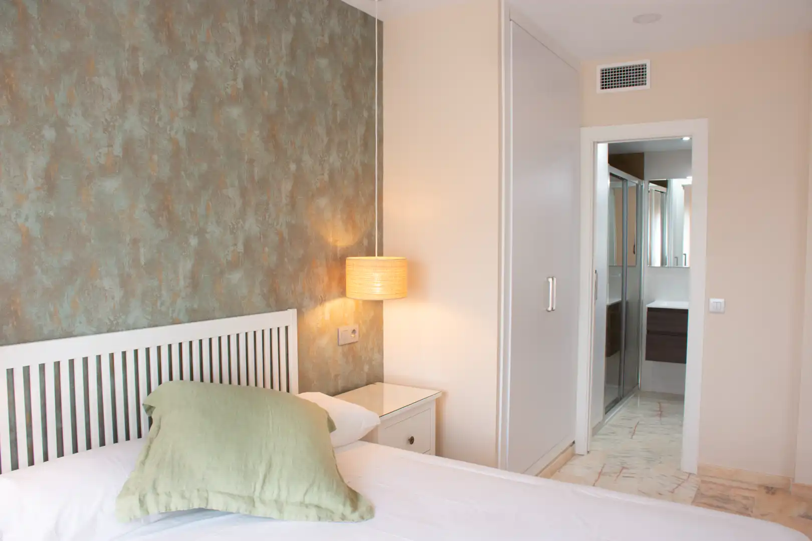 Habitación de Apartamento de alquiler en Sevilla con Aire acondicionado, Lavadora y Microondas
