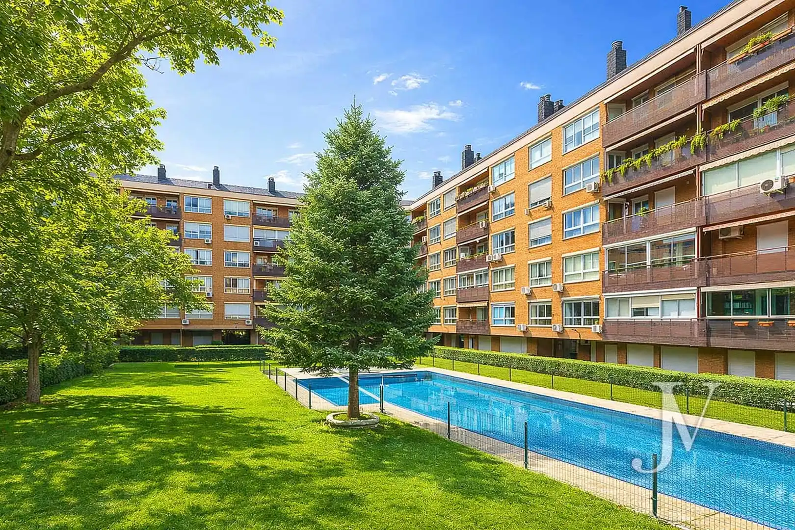 Vista exterior de Piso en venta en Madrid con Calefacción, Horno y Lavadora