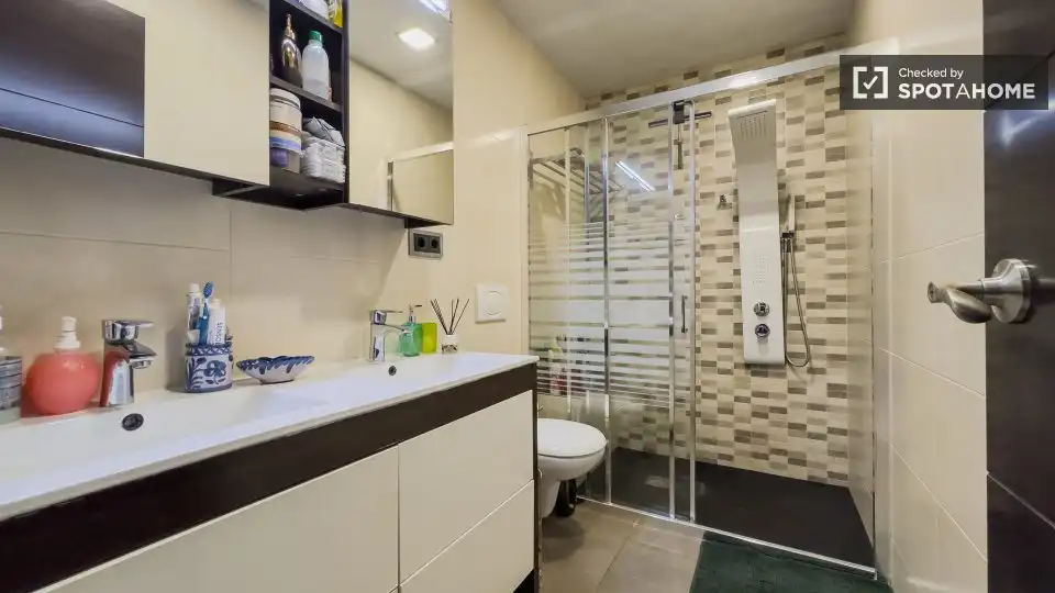 Bathroom of Flat for share in Barcelona  with Air Conditioner, Heating and Furnished