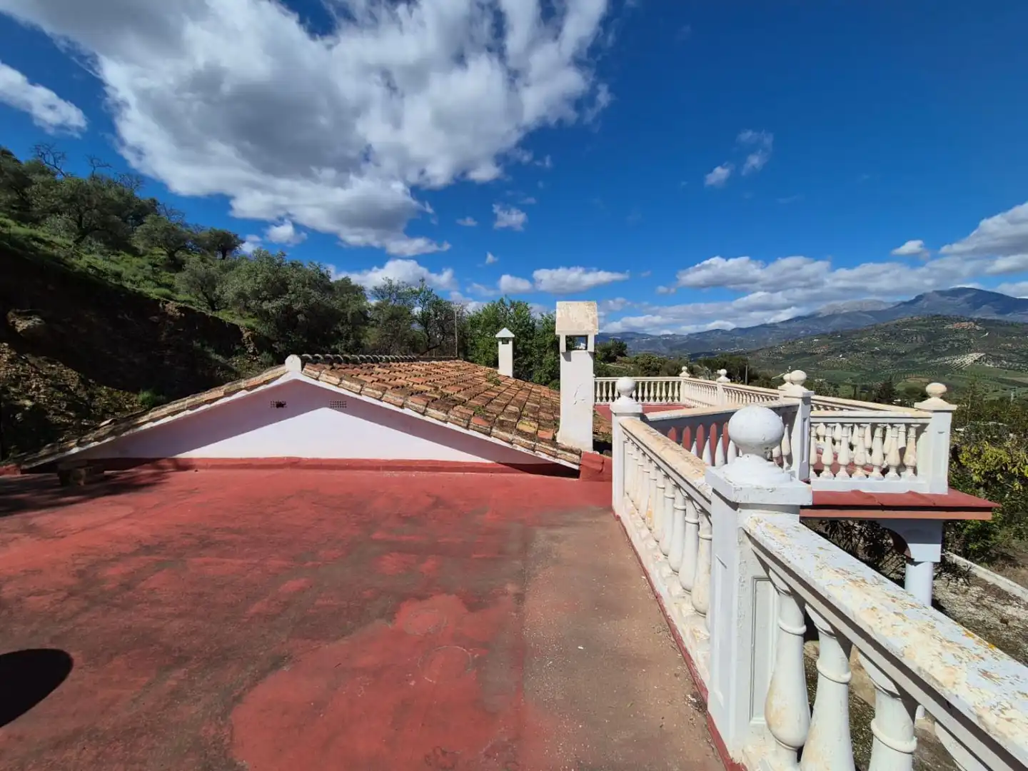 Vista exterior de Finca rústica en venda en Guaro amb Calefacció, Terrassa i Traster