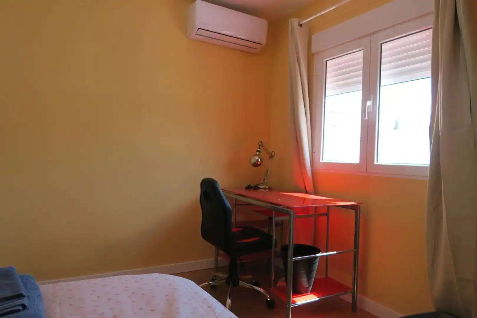 Dormitori de Apartament per a compartir en Sevilla amb Aire condicionat, Parquet i Moblat